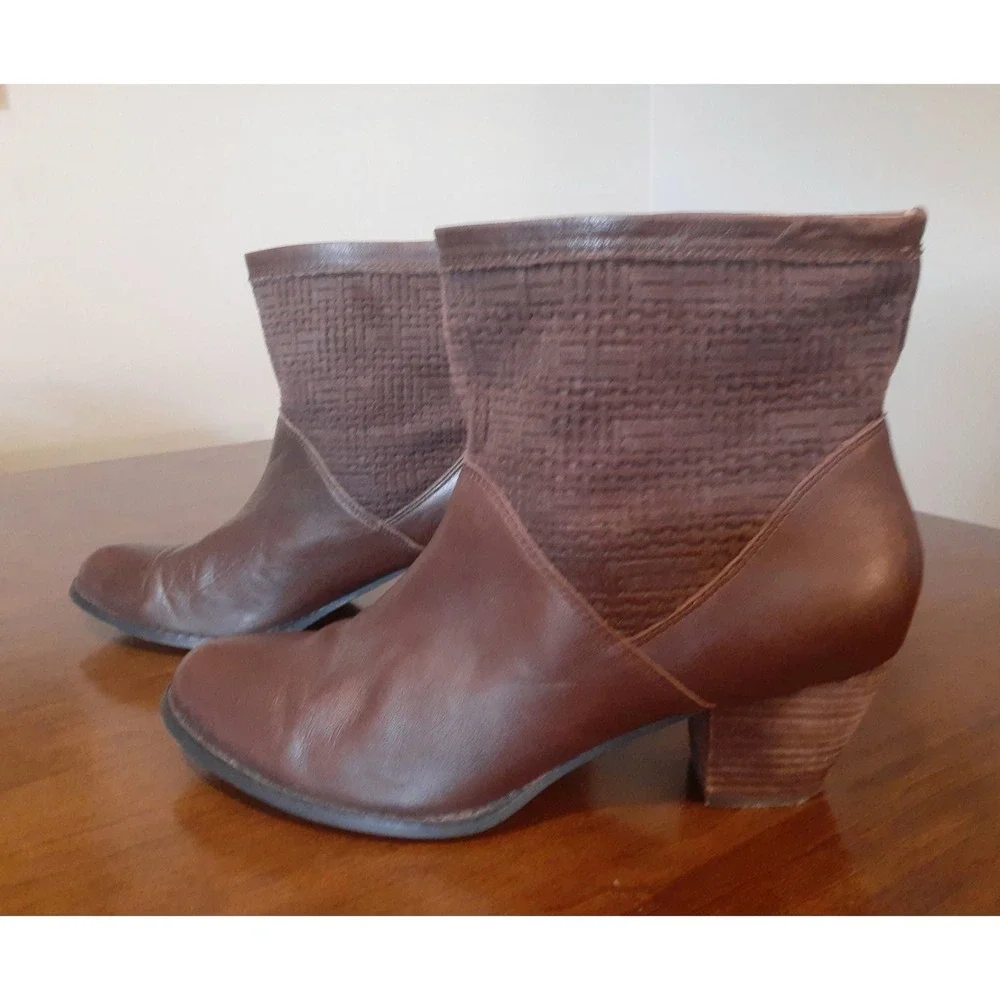 Corso Como Brown‎ Leather Ankle Boots Womens Sz 8.5 Pull-On Block Heel Woven